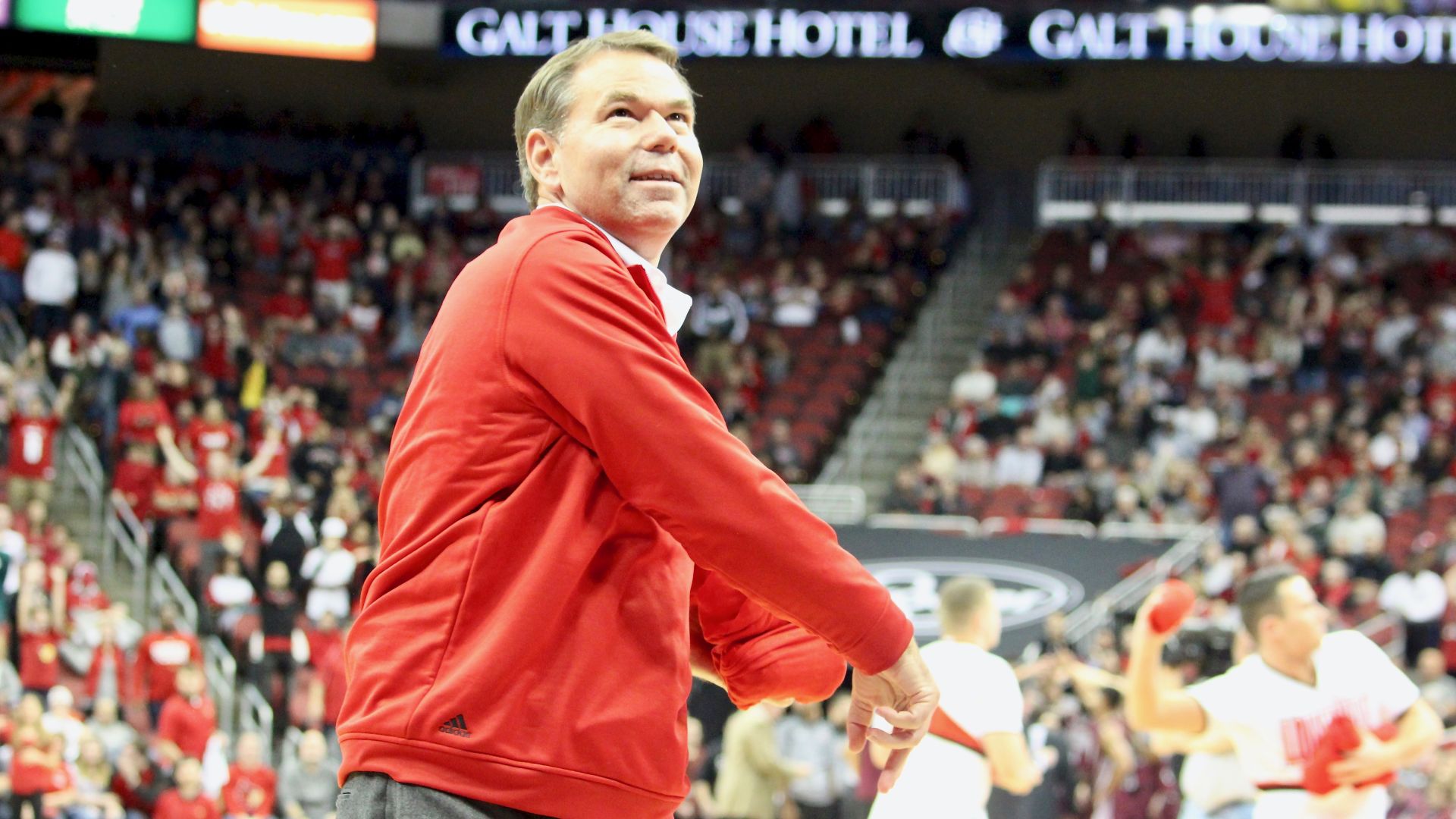 Vince Tyra T-shirt toss